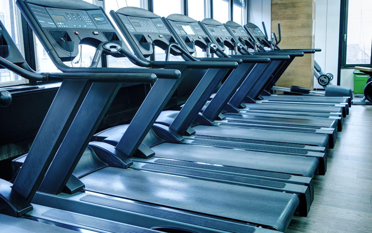 is it ok to run barefoot on a treadmill