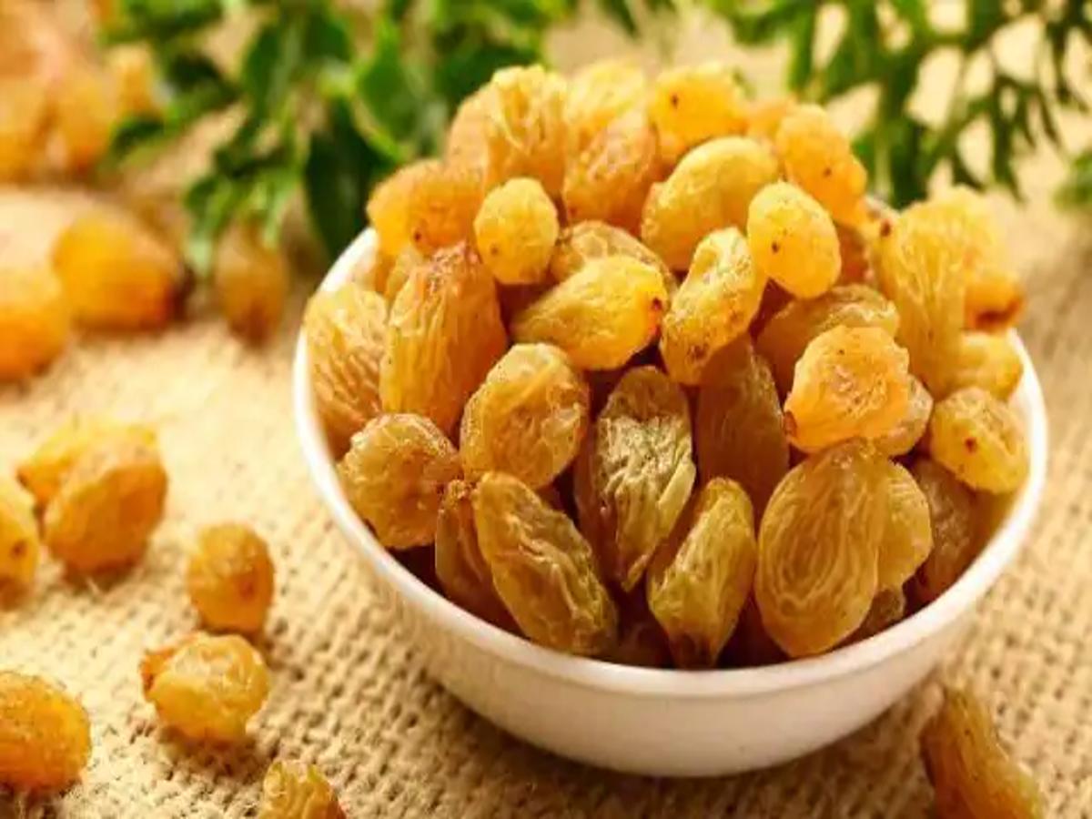 Raisins Benefits: रोजाना एक मुट्ठी किशमिश खाने से मिलते हैं ये 10 फायदे, होती हैं ये बीमारियां दूर