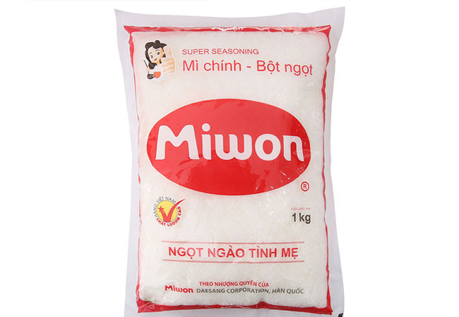 Một kg bột mì, nguyên liệu phổ biến trong nấu ăn và làm bánh, được cân để đảm bảo định lượng chính xác.