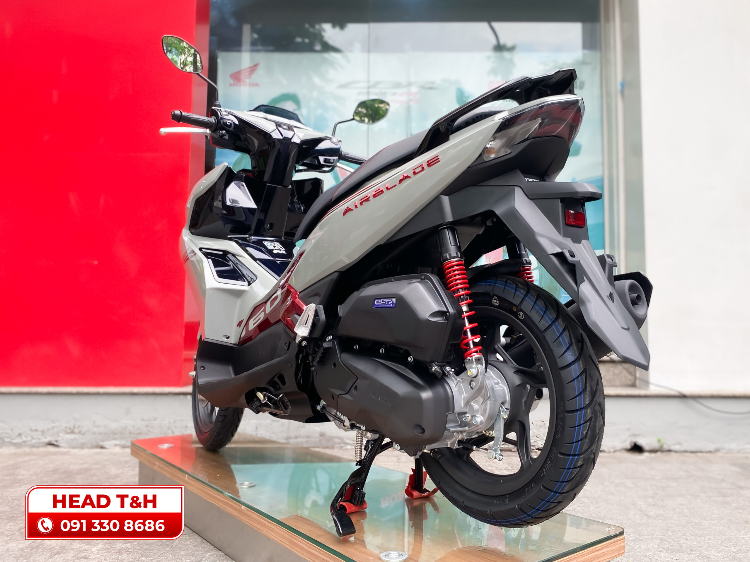 Tay dắt sau liền khối trên Honda Air Blade 160i