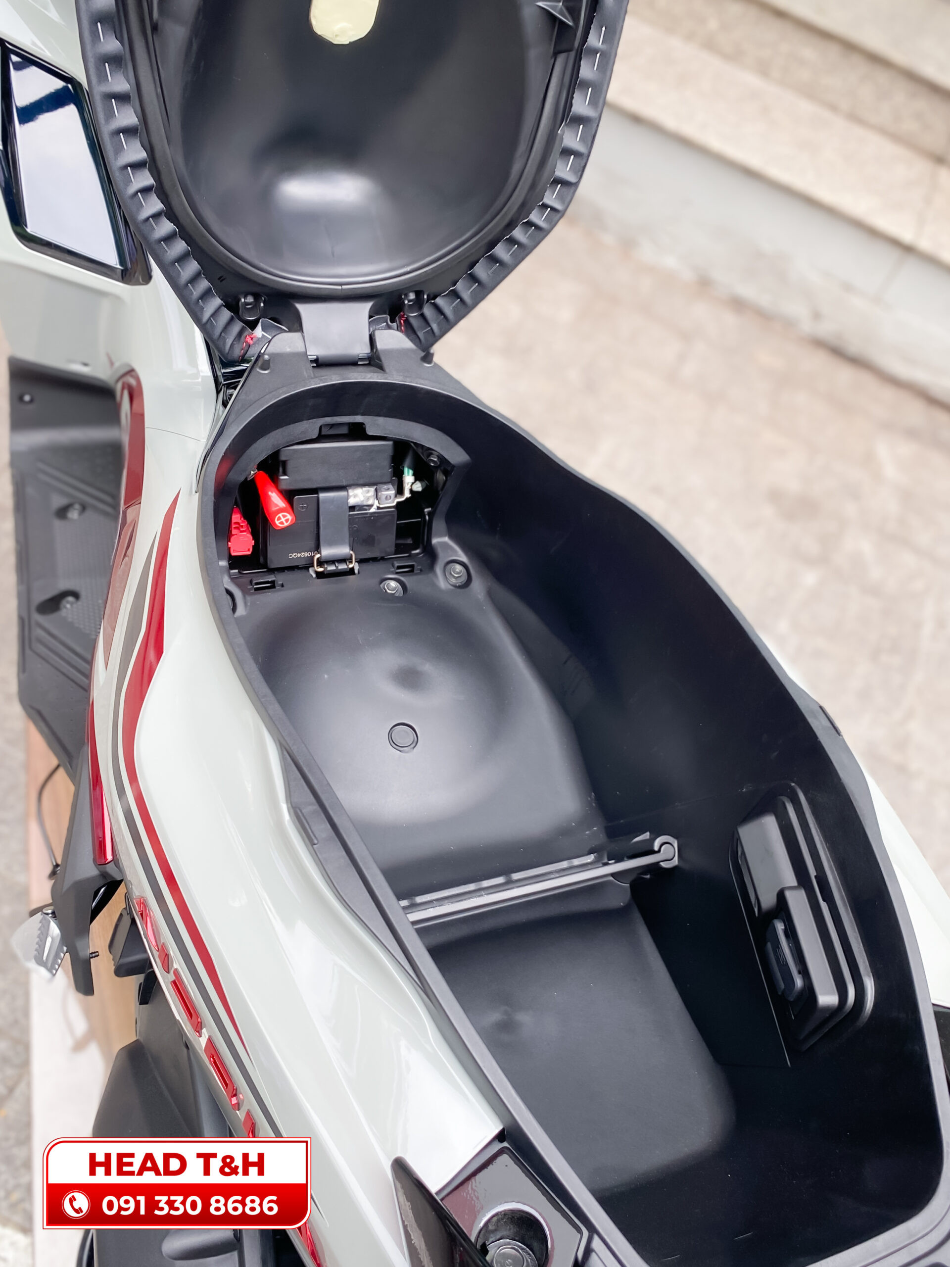 Cốp xe rộng rãi với đèn soi cốp trên Honda Air Blade 160i