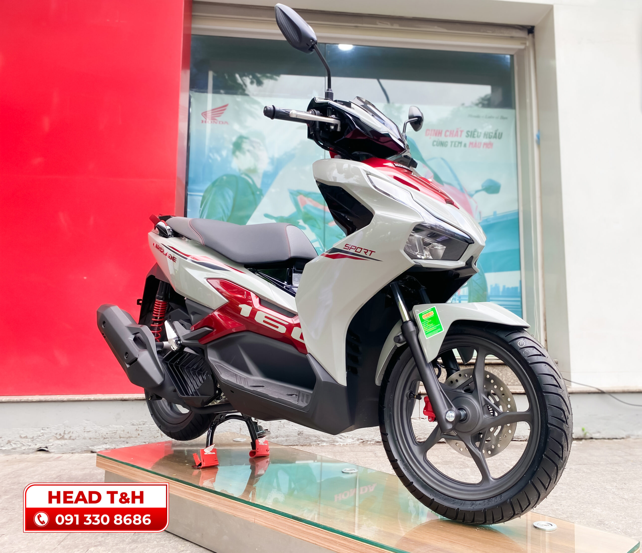 Gương chiếu hậu hình lục giác độc đáo trên Honda Air Blade 160i