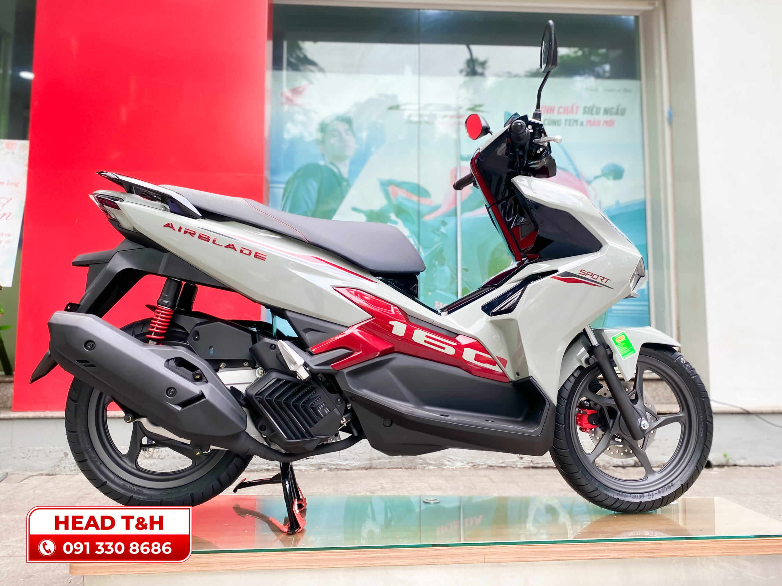 Tổng quan thân xe Honda Air Blade 160i với logo 3D nổi bật
