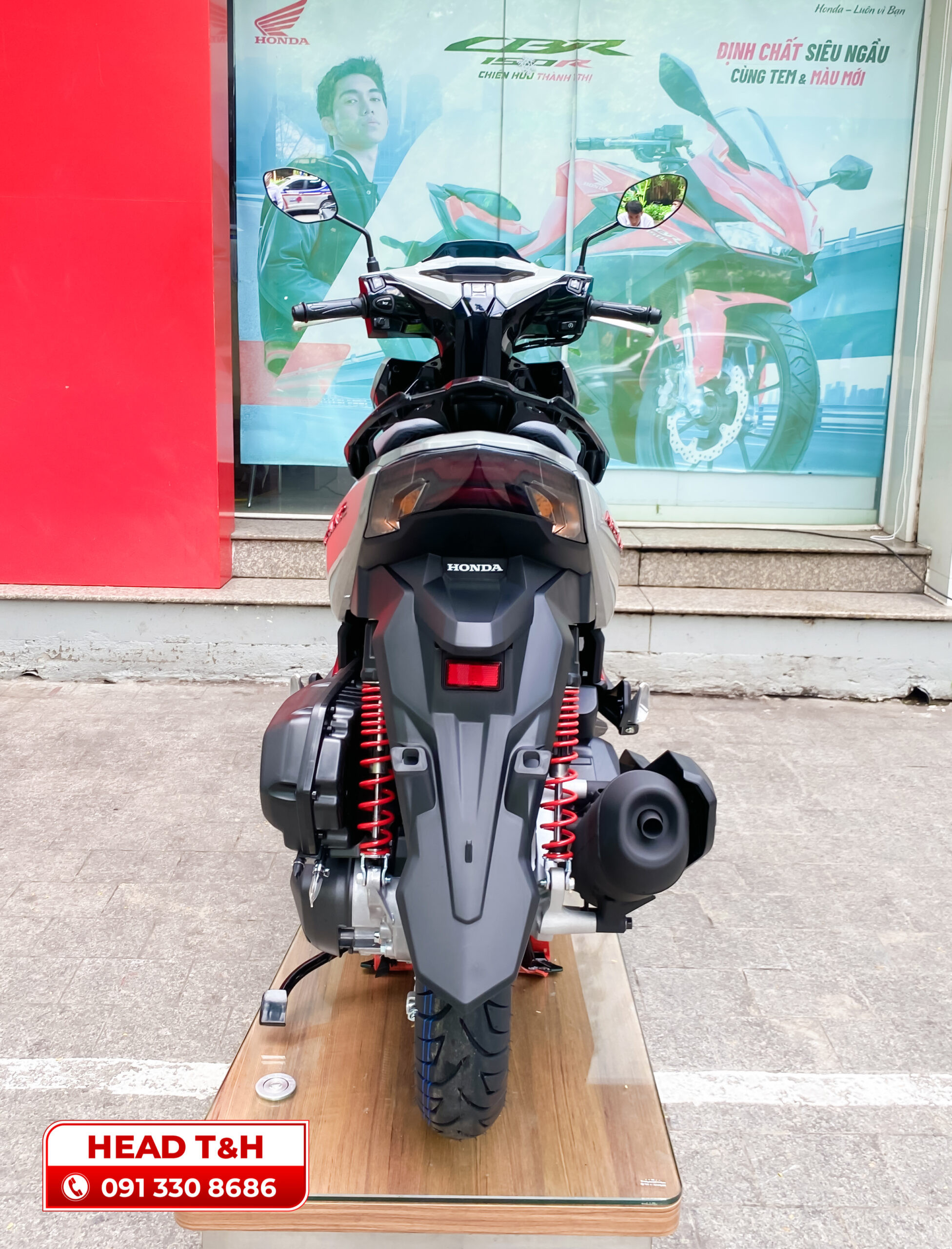 Đuôi xe vuốt nhọn với đèn hậu LED 2 tầng trên Honda Air Blade 160i