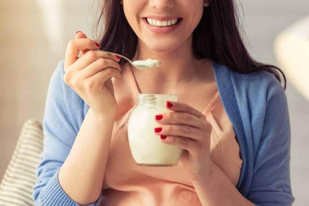 Sữa chua tốt cho cô bé, giúp cân bằng pH âm đạo và ngăn ngừa viêm nhiễm nấm men.