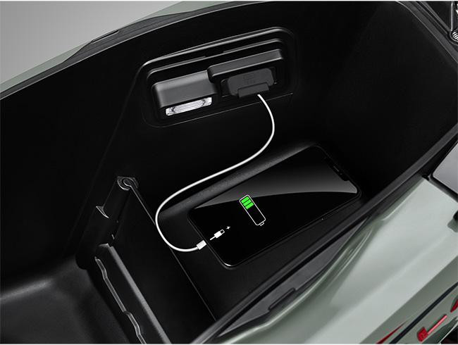 Cổng sạc USB tiện lợi trong cốp xe Honda Air Blade 160i