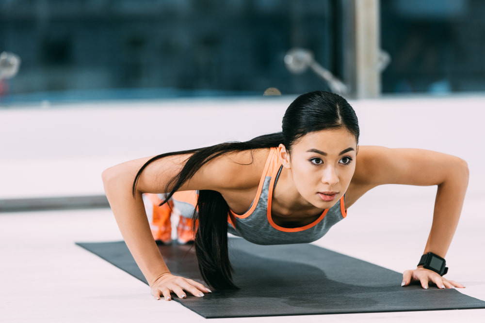 Hình ảnh người đang hít đất, minh họa cho bài tập và lượng calo tiêu thụ.