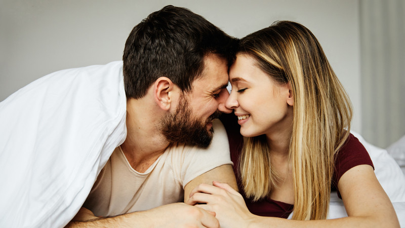 Hình ảnh minh họa kỹ thuật ấn bụng dưới khi quan hệ giúp tăng khoái cảm cho cả hai người.