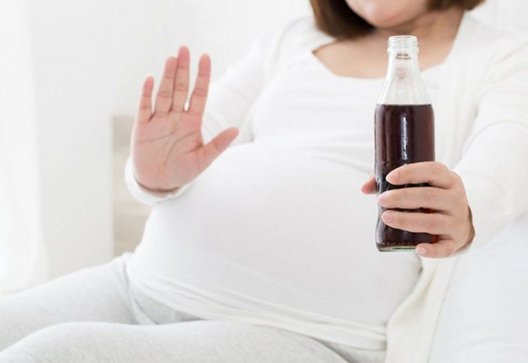 Mẹ bầu cần cân nhắc kỹ khi uống nước ngọt có gas, đặc biệt là các loại chứa caffeine.