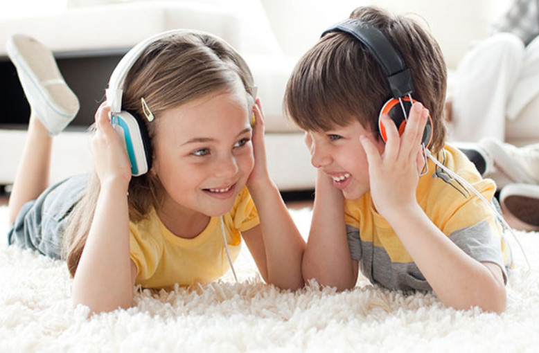 bé gái hát theo bài hát tiếng anh thiếu nhi vui nhộn