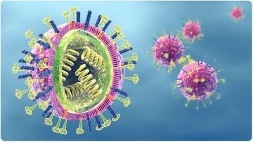 Bé bị cúm mùa với các triệu chứng sốt cao, ho và sổ mũi