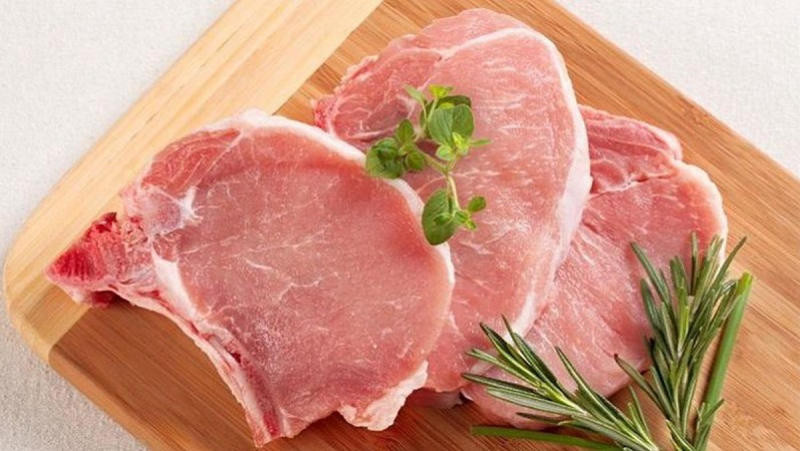 Miếng thịt heo tươi sống, có cả nạc và mỡ, được bày bán tại chợ truyền thống ở Việt Nam, thể hiện sự quen thuộc của thịt heo trong bữa ăn hàng ngày